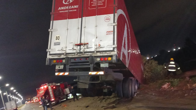 Las ruedas del camión quedaron suspendidas a casi dos metros del pavimento. 
