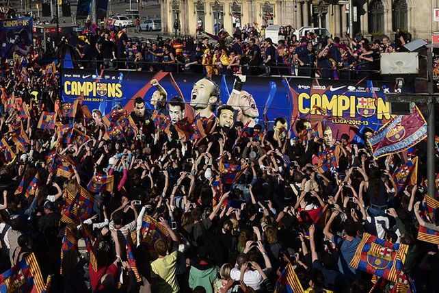 Messi encabezó los festejos del campeón por las calles de Barcelona