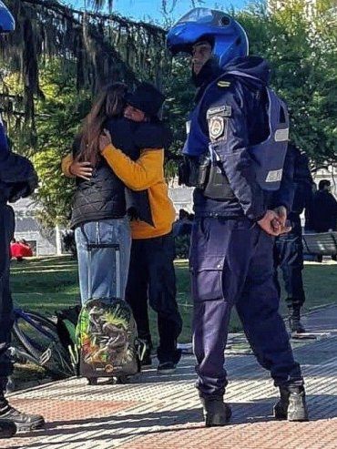 Indignación en Paraná: un operativo policial contra un vendedor de libros en la plaza