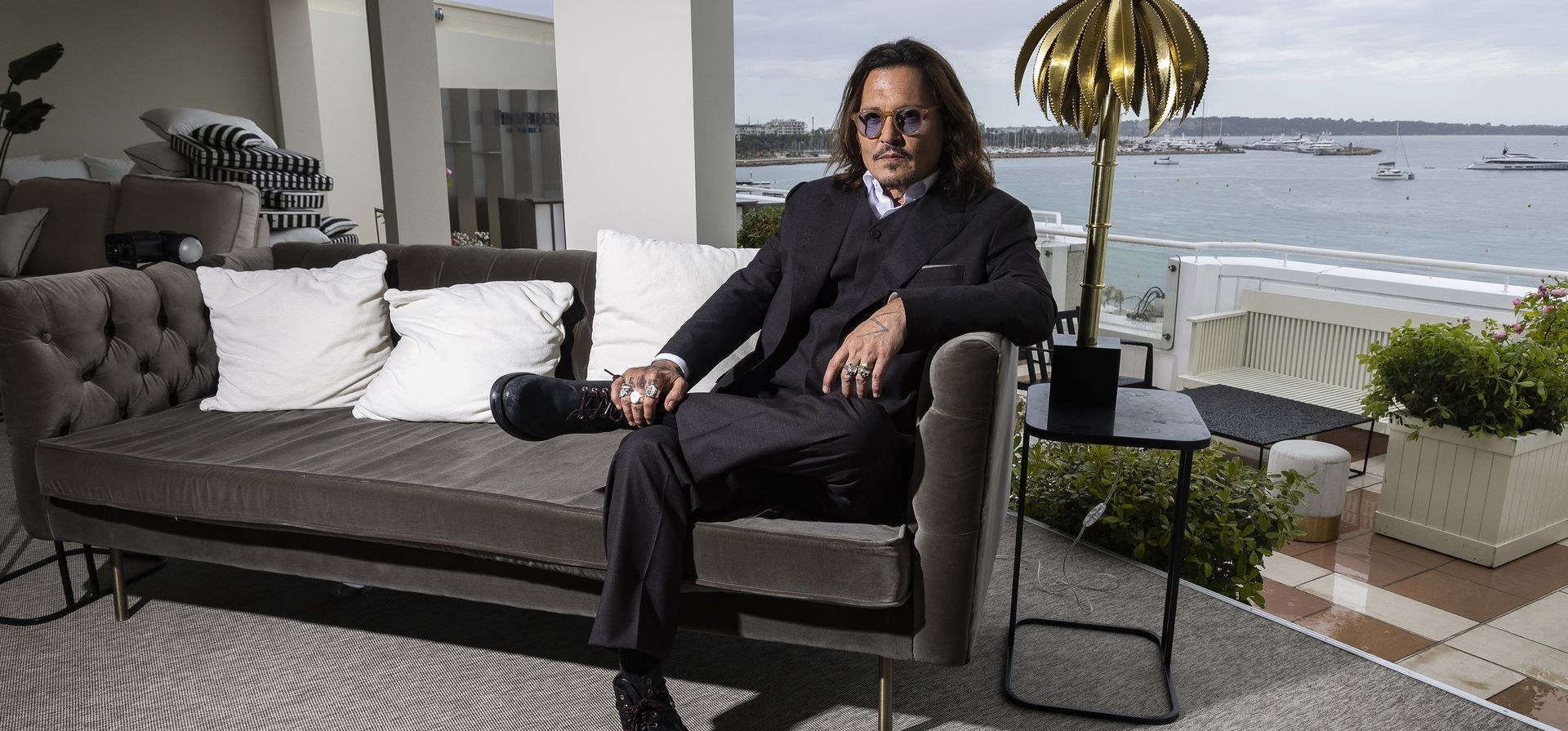 Johnny Depp posa para retratos fotográficos para la película "Jeanne du Barry", en el 76º festival internacional de cine de Cannes, sur de Francia, el miércoles 17 de mayo de 2023. (Foto de Joel C Ryan/Invision/AP)