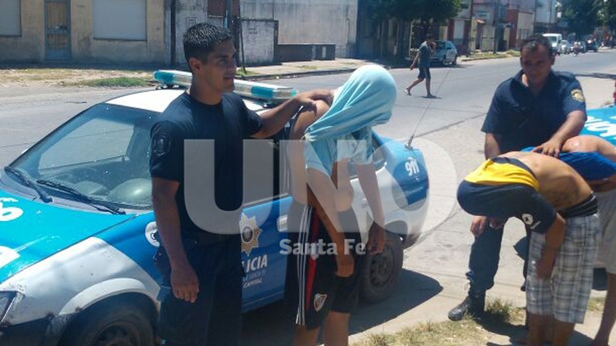Secuestran un arma de fuego en barrio Ciudadela Norte y detienen a tres ...