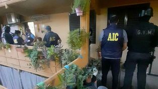 Personal de la AIC realizó dos allanamientos en el barrio Grandoli por venta de estupefacientes y detuvo a dos mujeres y un hombre.