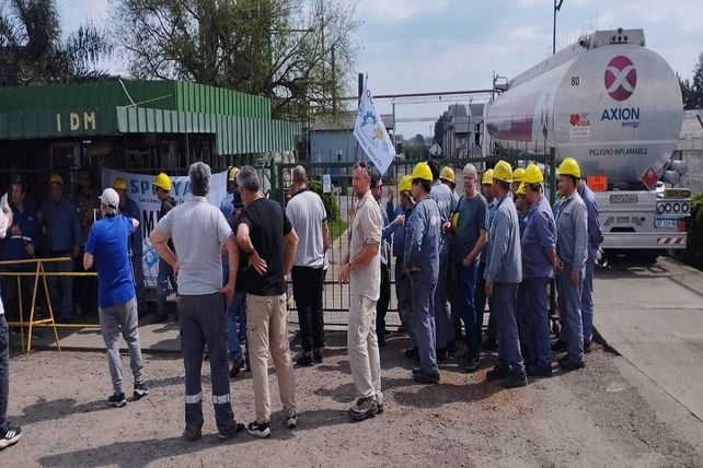 San Lorenzo. Los trabajadores de la planta de IDM se concentraron este lunes a reclamar el cobro de sus salarios
