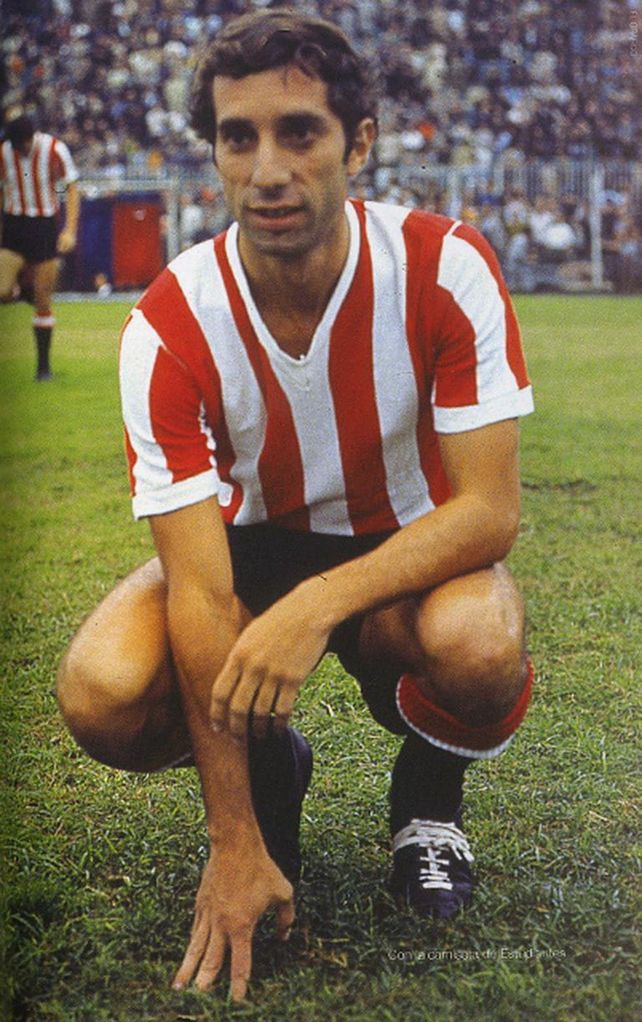 Bilardo con su camiseta de integrante de Estudiantes de La Plata.