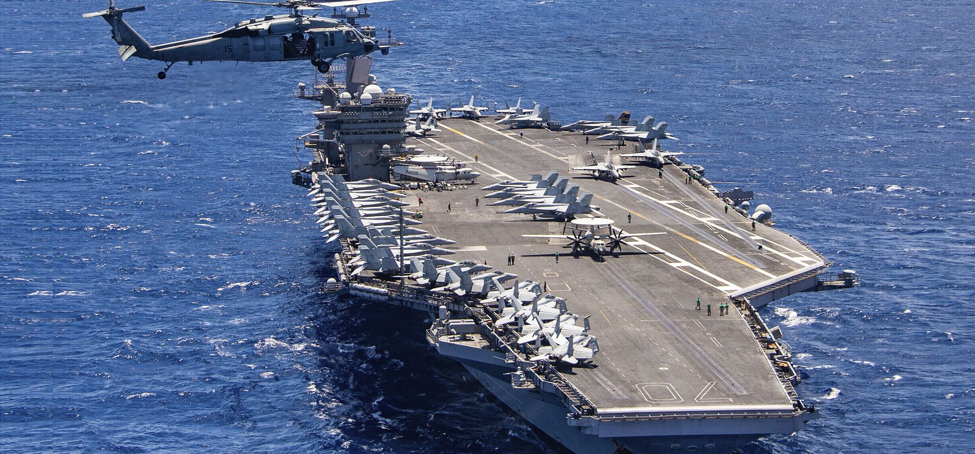El portaaviones USS Carl Vinson participa en una navegación grupal durante el ejercicio Rim of the Pacific frente a la costa de Hawái, el 26 de julio de 2018. El ejército de EE. UU. dice que un avión de combate F35C Lightning II de la Marinaque conduce ejercicios en el Mar de China Meridional se estrelló mientras intentaba aterrizar en la cubierta del USS Carl Vinson, hiriendo a siete marineros, el lunes 24 de enero de 2022.