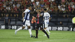 Ever Banega no lo puede creer. Centurión le atajó el penal y Newell’s perdió con la Lepra mendocina. Villa felicita a su arquero.
