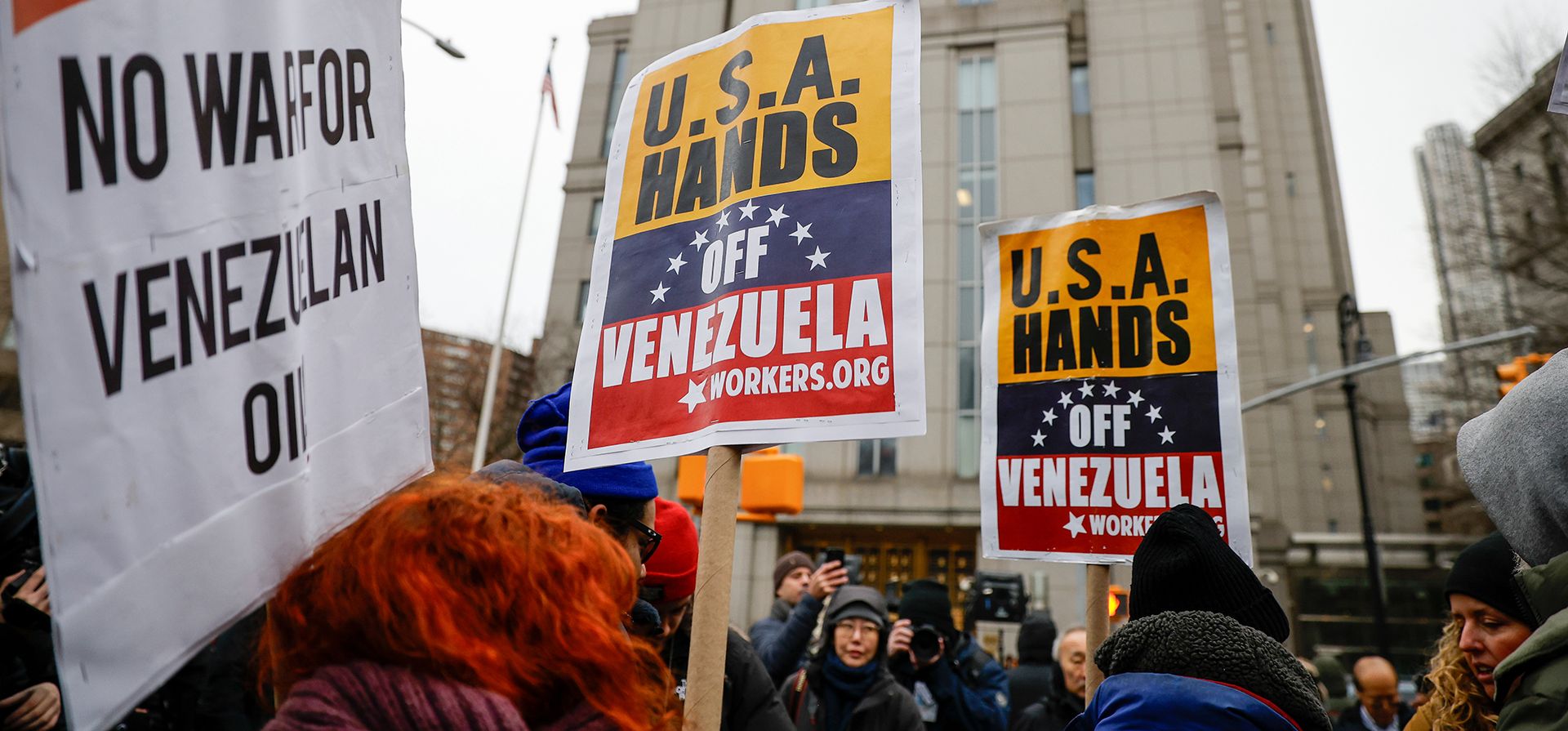 Personas protestan frente al Tribunal Federal de Manhattan antes de la comparecencia formal del presidente venezolano Nicolás Maduro, el lunes 5 de enero de 2026, en Nueva York. (Foto AP/Stefan Jeremiah) Personas protestan frente al Tribunal Federal de Manhattan antes de la comparecencia formal del presidente venezolano Nicolás Maduro, el lunes 5 de enero de 2026, en Nueva York. (Foto AP/Stefan Jeremiah)
