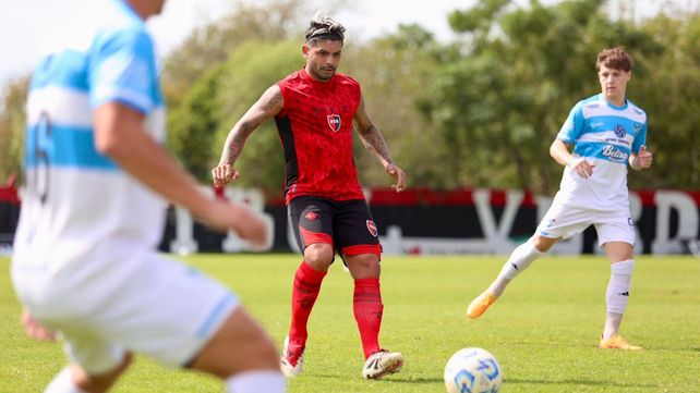 Ever Banega en acción ante Los Andes de Alcorta. Una fija para el regreso al once de Newells ante Boca.