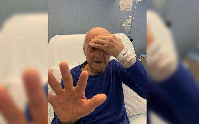 El paciente en una sala del Hospital Molinette de Turín observando siluetas tras la intervención quirúrgica.