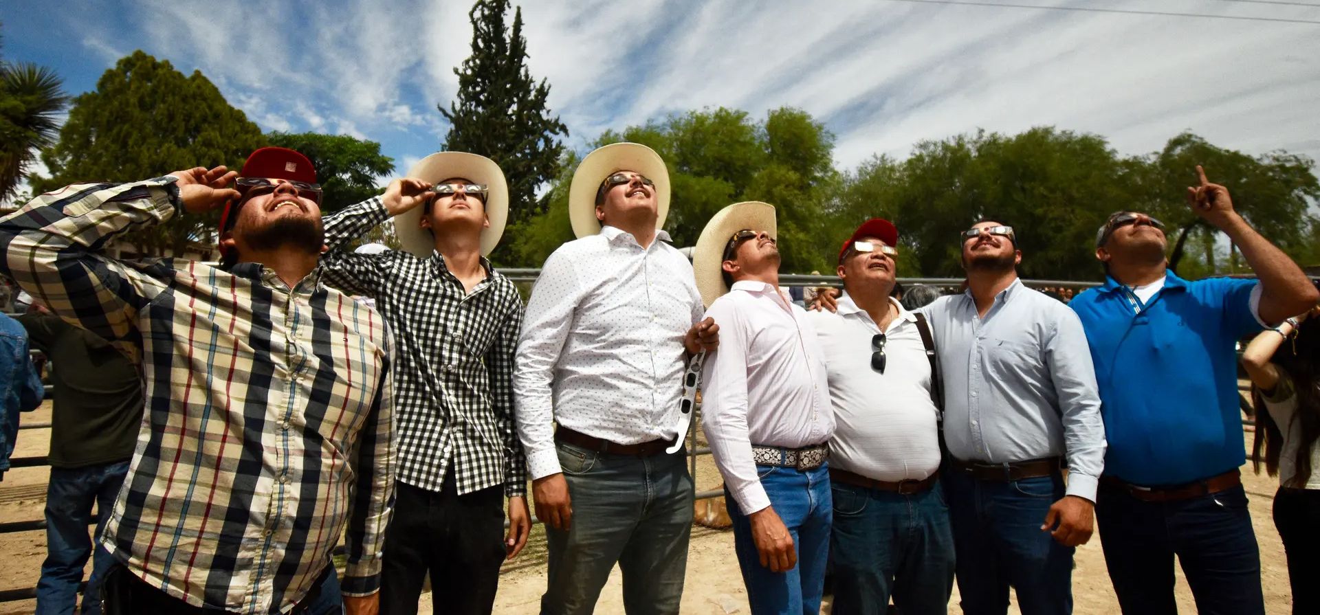 Personas con gafas de sol especiales para observar el eclipse solar total en el estado de Durango. Nazas, México. Fotografía: AFP/Getty Images Personas con gafas de sol especiales para observar el eclipse solar total en el estado de Durango. Nazas, México. Fotografía: AFP/Getty Images