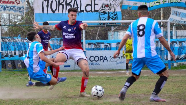 Es una lucha. El charrúa Lautaro Cantarelli disputa el balón con enjundia. Central Córdoba derrotó con lo justo al Prócer 1-1.&nbsp; 