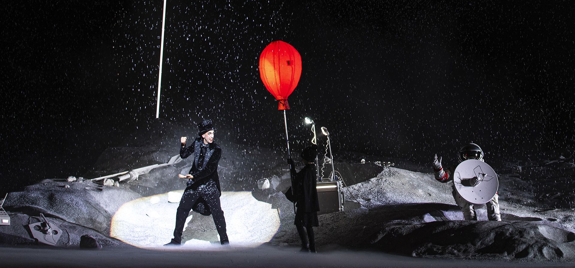 Esta imagen publicada por la Ópera Nacional de París muestra una escena del último ensayo general de una reposición de la producción de Claus Guth de