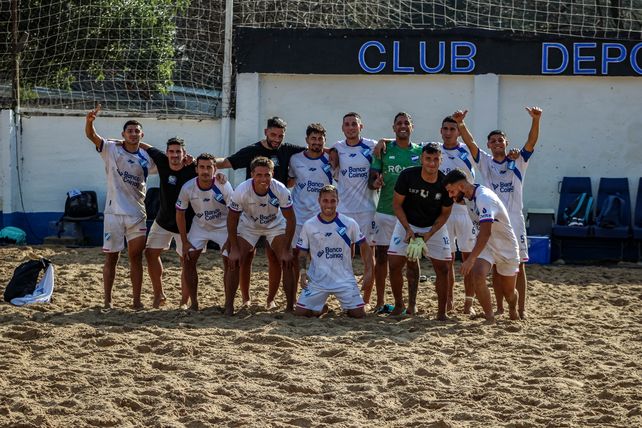 El plantel de Argentino de Rosario festeja el triunfo en fútbol playa ante Boca.