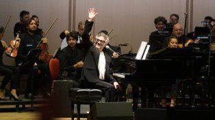 Fito Páez ofreció un concierto sinfónico el martes 10 de marzo en el Teatro El Círculo como parte del ciclo de recitales Casa Páez.