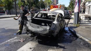El Chevrolet Corsa quedó prácticamente destruido por el incendio.