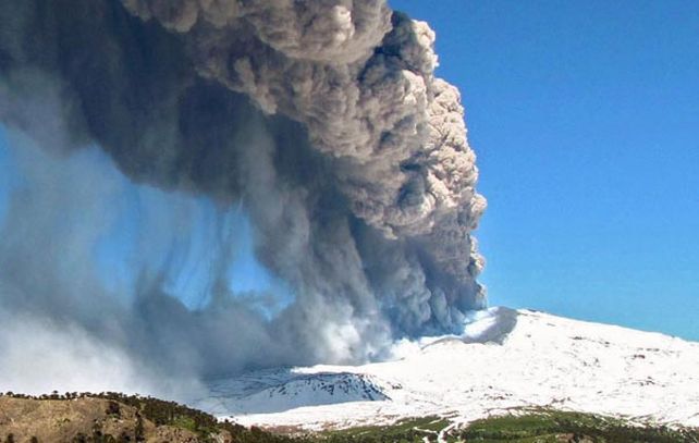 Pum para arriba. El volcán Copahue aumentó ayer su actividad sísmica.