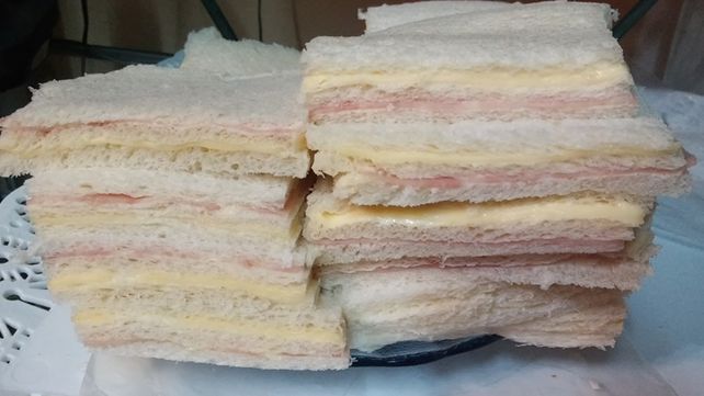 La Assal prohibió un sandwich de miga de jamón y queso