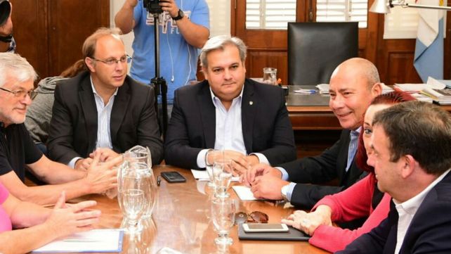 Saglione y Farías encabezan la paritaria con los estatales.