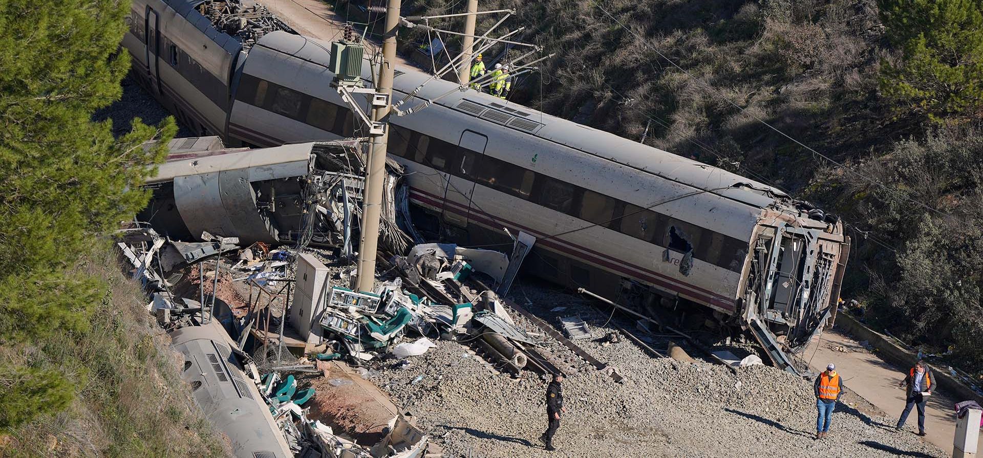 Los restos de uno de los vagones de tren tras el choque en Adamuz, España, el 20 de enero del 2026. (AP foto/Manu Fernandez) Los restos de uno de los vagones de tren tras el choque en Adamuz, España, el 20 de enero del 2026. (AP foto/Manu Fernandez)