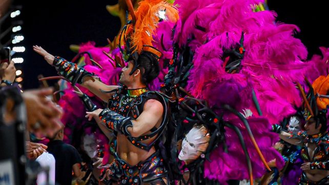 El Carnaval del País cerró la edición 2025 en Gualeguaychú. Papelitos
