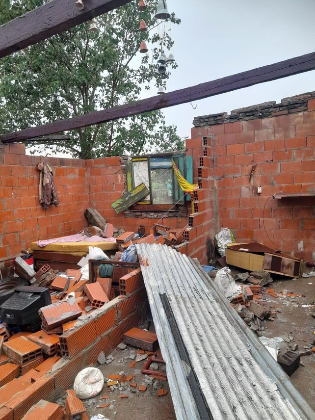 Una fuerte tormenta voló techos en Las Parejas y Larguía y anegó la planta urbana de El Trébol