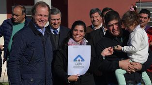 Alegría. La foto típica con los adjudicatarios de la casa. Es un placer compartir este momento, indicó.&nbsp;