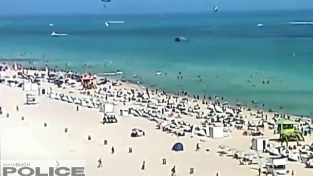 Video: un helicóptero cayó en una playa llena de bañistas en Miami