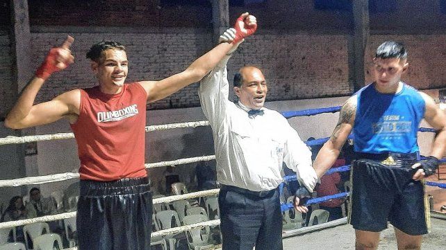 El santafesino Bautista Pistola Mazzón ganó por KO en la velada en Barranquitas.