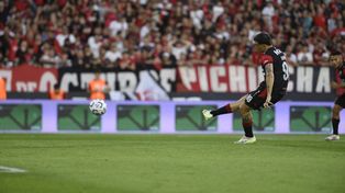 Se le abrió el arco. El Colo Ramírez facturó de penal el 1 a 1 parcial, en lo que fue la victoria ante Lanús en el Coloso.