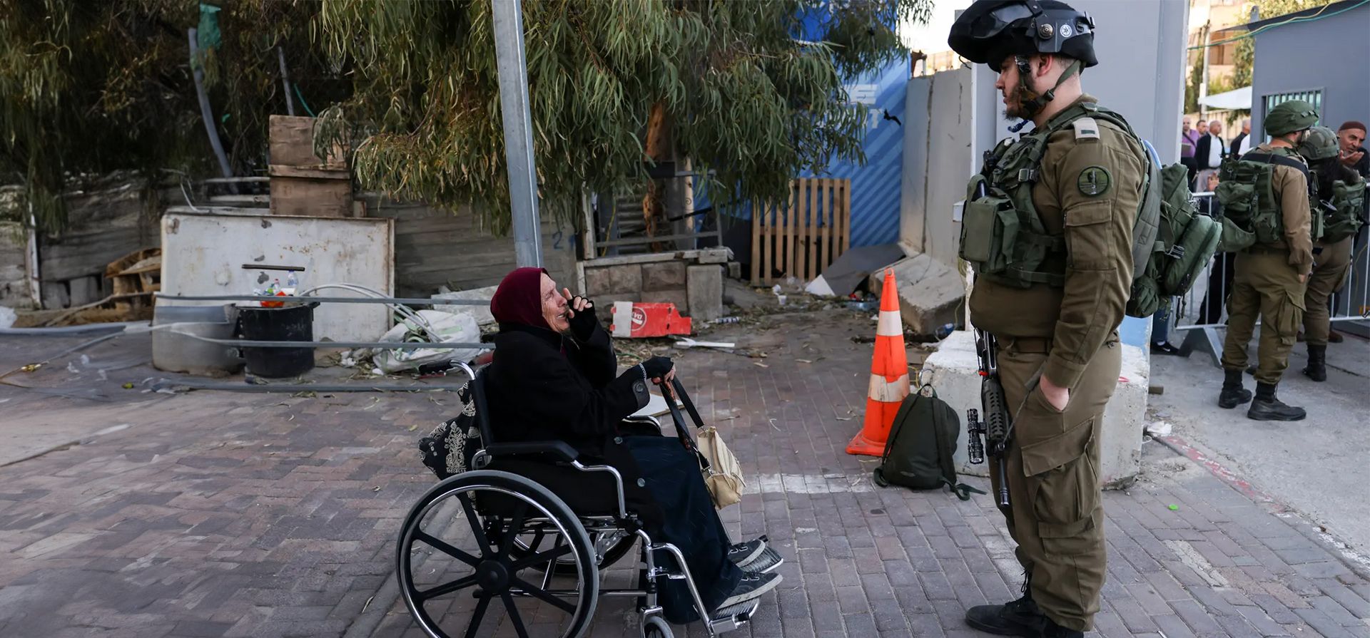 Una mujer palestina en silla de ruedas espera para cruzar en un puesto de control israelí, mientras los fieles se dirigen al complejo de la mezquita al-Aqsa de Jerusalén para las oraciones del viernes al mediodía durante el mes sagrado musulmán del Ramadán, Belén, Cisjordania. Fotografía: Hazem Bader/AFP/Getty Images Una mujer palestina en silla de ruedas espera para cruzar en un puesto de control israelí, mientras los fieles se dirigen al complejo de la mezquita al-Aqsa de Jerusalén para las oraciones del viernes al mediodía durante el mes sagrado musulmán del Ramadán, Belén, Cisjordania. Fotografía: Hazem Bader/AFP/Getty Images