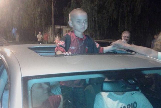 El pequeño Uriel llegó a Santa Fe y lo recibieron como un campeón de la vida