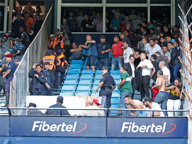 Entretiempo de terror: barras de Racing contra dirigentes del Rojo