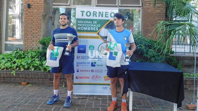 &nbsp;El concordiense Gabriel Hidalgo junto al paranaense Garagarza a quien derrotó en la final del torneo.