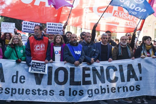 Miles de docentes y militantes marcharon por el centro de Rosario para repudiar la violencia.