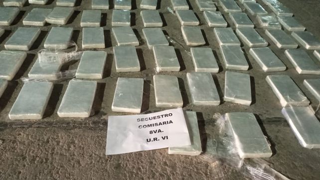 Dos hombres hallaron en la zona rural de J. B. Molina más de 84 kilos de cocaína