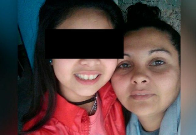 La nena junto a su mama. (Foto de Facebook)