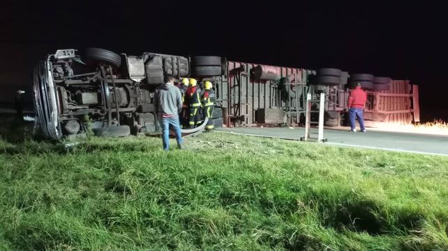 Camión volcado en la Autopista Rosario-Córdoba