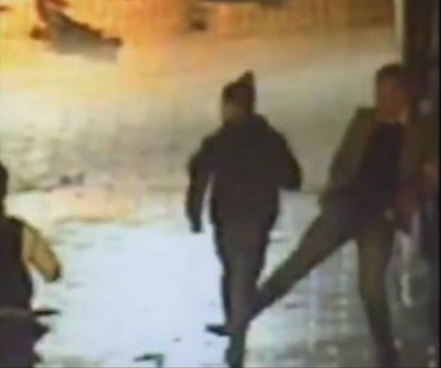Una oportuna zancadilla permitió que la policía detuviera a un dealer en Kingston.