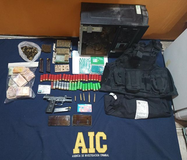 Los elementos secuestrados en la vivienda donde fue detenido este viernes el agente de policía.&nbsp;