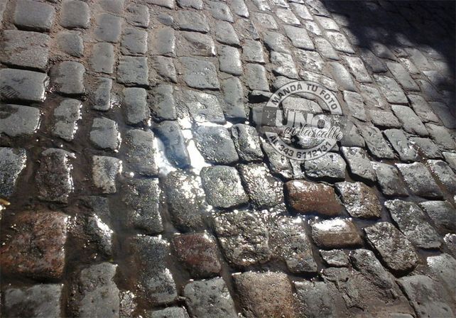 Paraná: Una retroexcavadora terminó incrustada en una casa al resbalar en una bajada