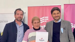 Pullaro y Weiss Ackerley entregaron escrituras a familias de Santo Tomé