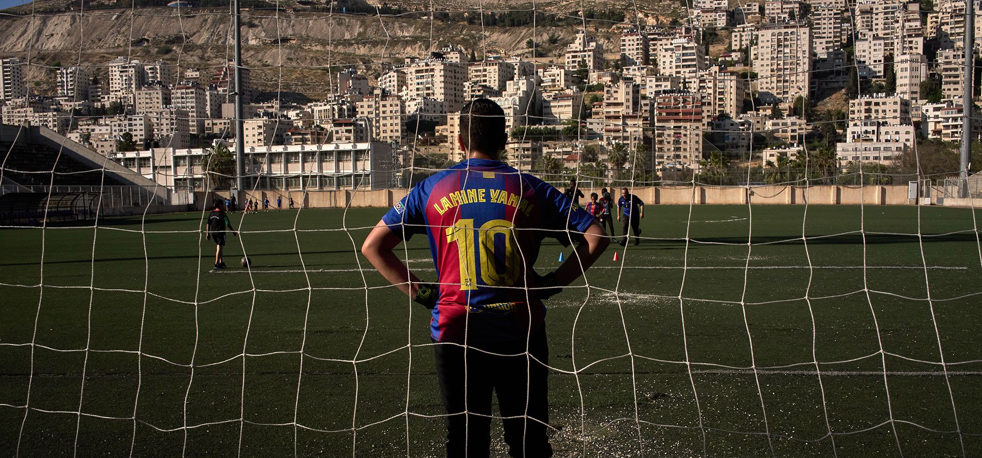 Un joven palestino de una academia de fútbol local, vestido con una camiseta del Barcelona del futbolista Lamine Yamal, participa en una sesión de entrenamiento en el estadio municipal de Nablus, ciudad de Cisjordania, el jueves 7 de mayo de 2026. (Foto AP/Leo Correa) Un joven palestino de una academia de fútbol local, vestido con una camiseta del Barcelona del futbolista Lamine Yamal, participa en una sesión de entrenamiento en el estadio municipal de Nablus, ciudad de Cisjordania, el jueves 7 de mayo de 2026. (Foto AP/Leo Correa)