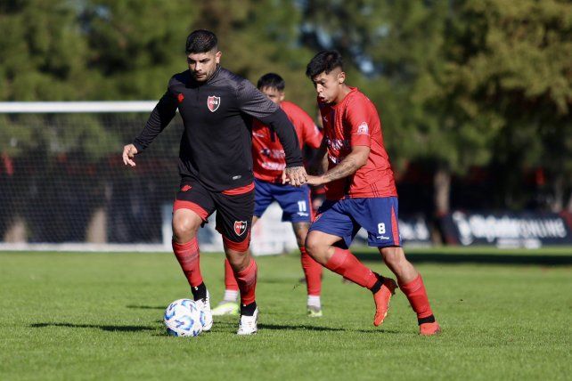 Ever Banega fue titular en el equipo de Cristian Fabbiani. Newells se prepara para la Copa Argentina.