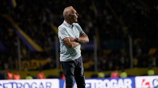 Miguel Angel Russo observa con atención el juego ante Independiente Rivadavia. Cuando se alteró lo echaron.