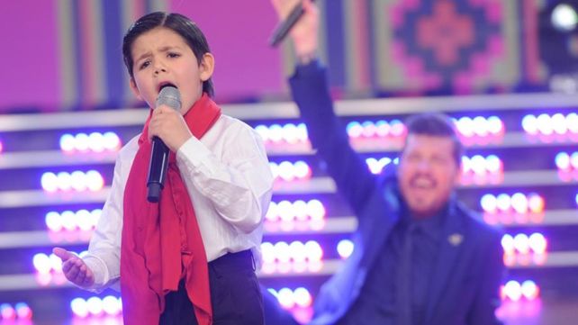 Enoc, el niño cantante que se robó la atención de Tinelli