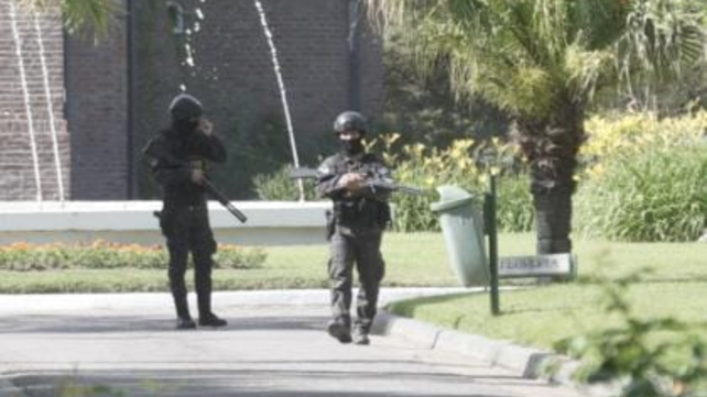 Policías con armas largas en el cementerio El Prado donde llevaron los restos de Pillín Bracamonte