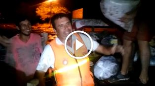 Le cantaron el feliz cumpleaños mientras colocaba bolsas en la defensa