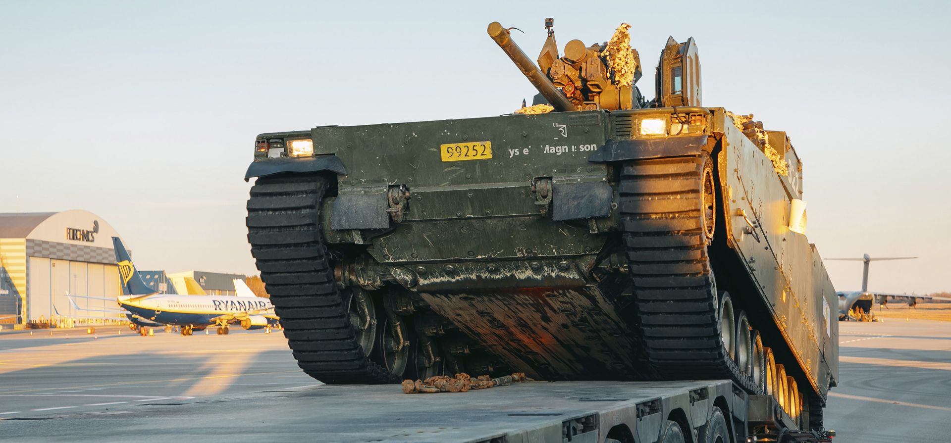 Vehículos militares noruegos se bajan de los remolques al llegar a un aeropuerto en Kaunas, Lituania, el domingo 27 de febrero de 2022. Noruega está desplegando capacidades militares adicionales en Lituania para fortalecer las fuerzas del frente de la OTAN en Lituania.