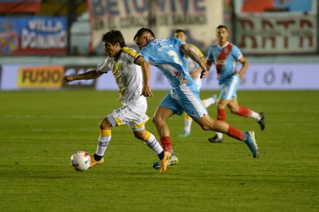 Central venció a Arsenal con dos de penal de su goleador y arquero, Servio, y un golazo de Veliz