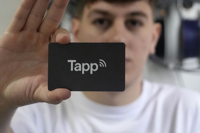 La creación de estas tarjetas corporativas fue el primer desarrollo de Thomas. Están equipadas con un chip NFC y un código QR, con capacidad de abrir un perfil digital al acercarlo a un teléfono.